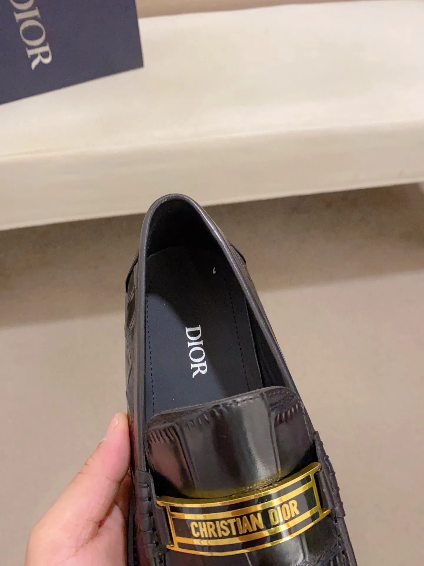 Men's shoes 💰: 560💰 High-end version of Dior Dior's new series. Famous actors and internet celebrities wear super popular designs. The sculptures of French artist Niki de Saint Phalle are designed as rings. Material: Imported original material ➕Painted cowhide Foot pads: cowhide Outsole: Rubber outsole Men's shoe size: 38~44 Can be customized to size 45